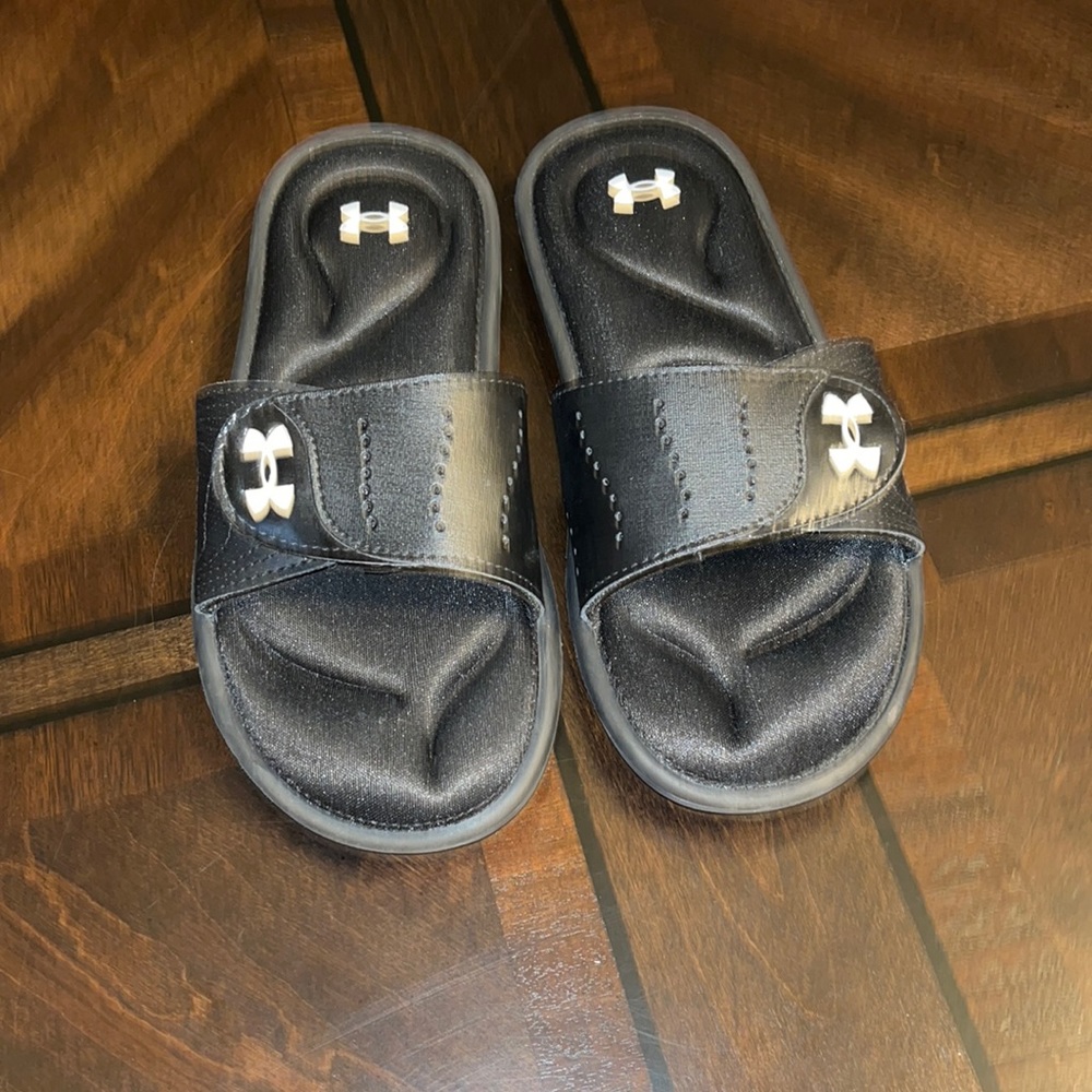 Like new Worn 2-4 times Under Armor Slides